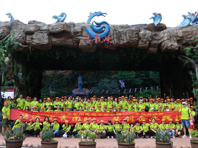 大菠萝网站在线入口免费2019年公司旅游合影